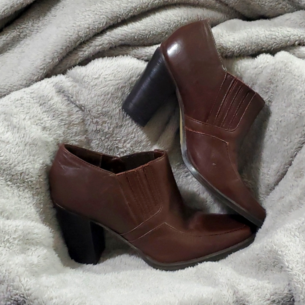 Bruno Valenti size 6 Women's brown booties